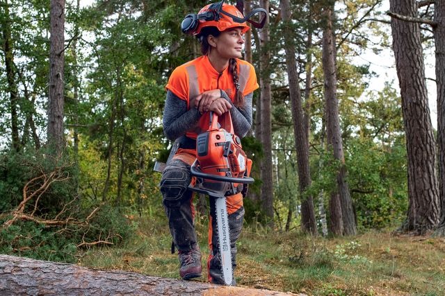 Husqvarna 550 XP® Mark II 20 in. 50.1cc Professional Gas Chainsaw - view 2